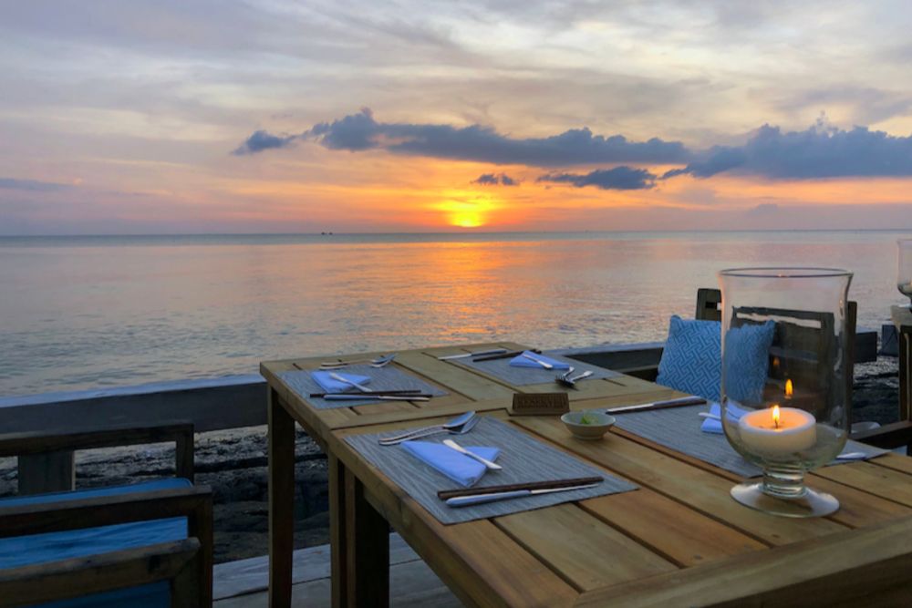 Le paysage du coucher de soleil sur la mer